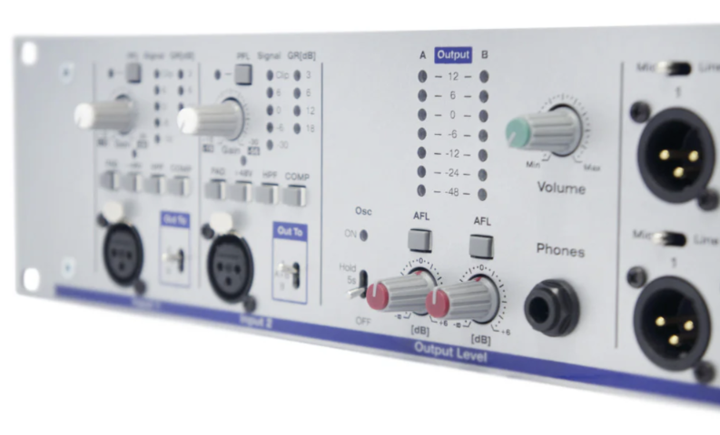 AudioPressBox APB-208 R-RPS рэковый блок с 2 маршрутизируемыми входами и с резервным источником питания